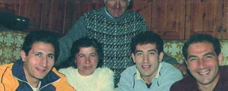 I fratelli Giuseppe, Agostino e Carmine Abbagnale con papà Vincenzo e mamma Virginia nella casa di Messigno (NA)